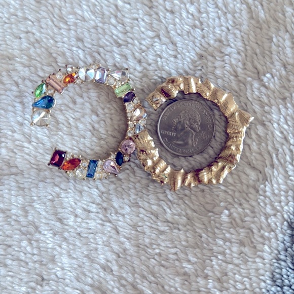 Sassy Jones MEDIUM HOOP EARRINGS WITH MULTICOLOR CRYSTALS - Picture 5 of 5